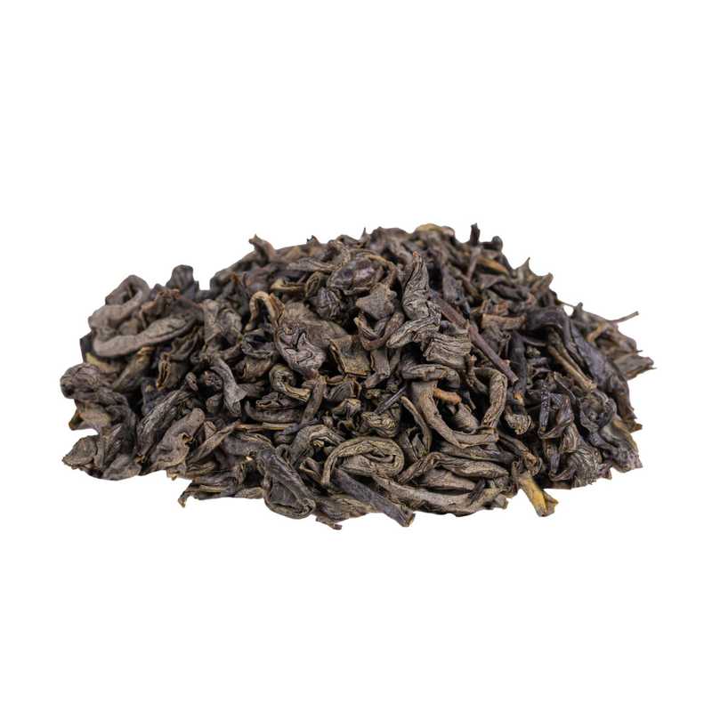 China Gunpowder Grade 1 luomu vihreä tee . Sivusta otettu lähikuva rullatuista teelehdistä.