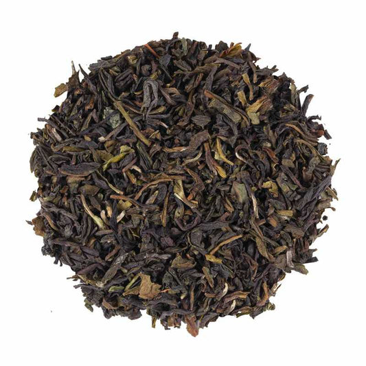 Darjeeling FTGFOP 1 First Flush Singtom luomu musta tee. Kuvassa Darjeeling FTGFOP 1 First Flush Singtom luomu mustan teen tummia teelehtiä.