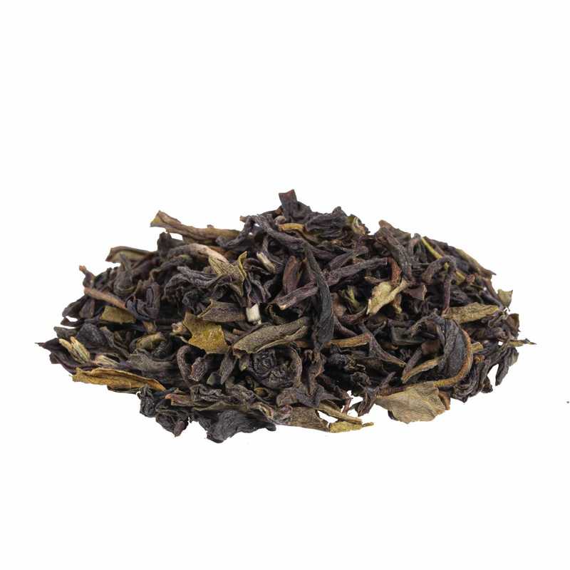 Darjeeling FTGFOP 1 First Flush Singtom luomu musta tee. Sivukuvassa Darjeeling FTGFOP 1 First Flush Singtom luomu mustan teen tummia teelehtiä.