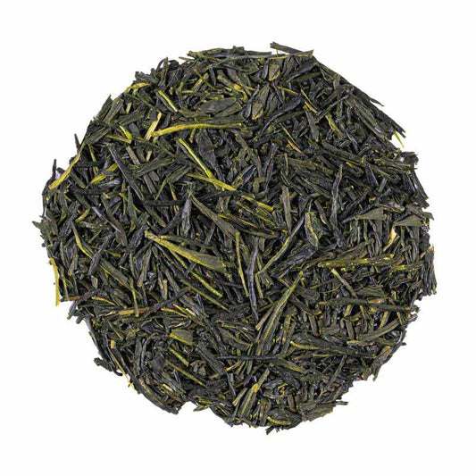 Gyokuro Mikoto luomu vihreä tee. Kuvassa Gyokuro Mikoto luomu vihreän teen neulasmaisia tummanvihreitä lehtiä.