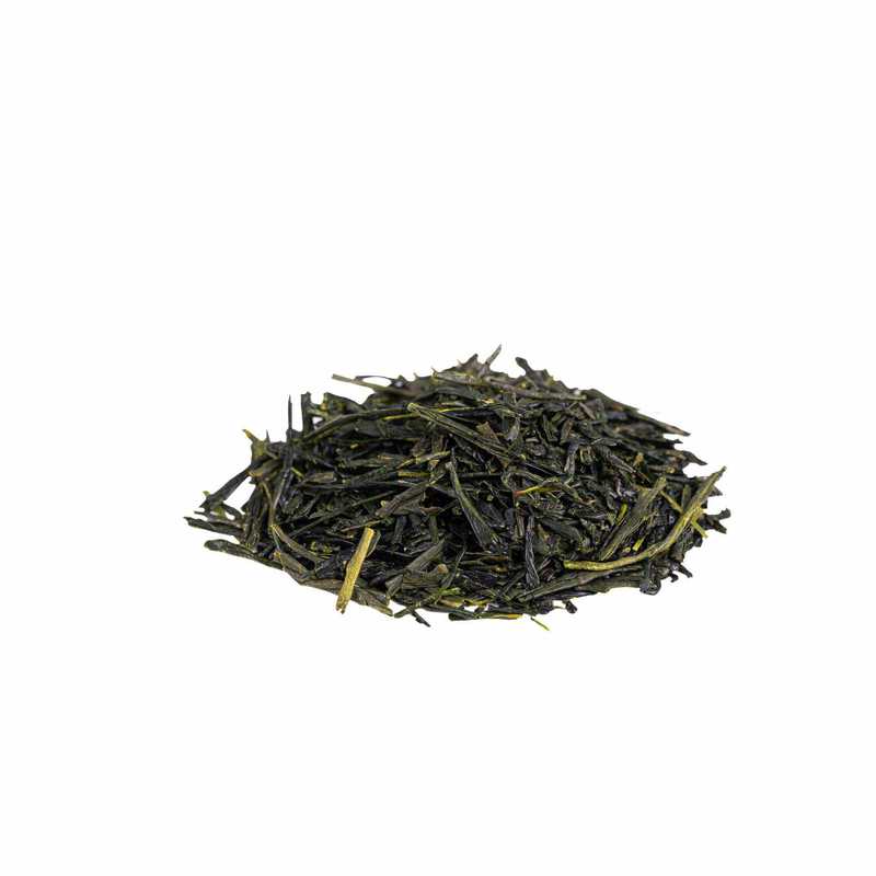 Gyokuro Mikoto luomu vihreä tee. Sivukuvassa Gyokuro Mikoto luomu vihreän teen neulasmaisia tummanvihreitä lehtiä.