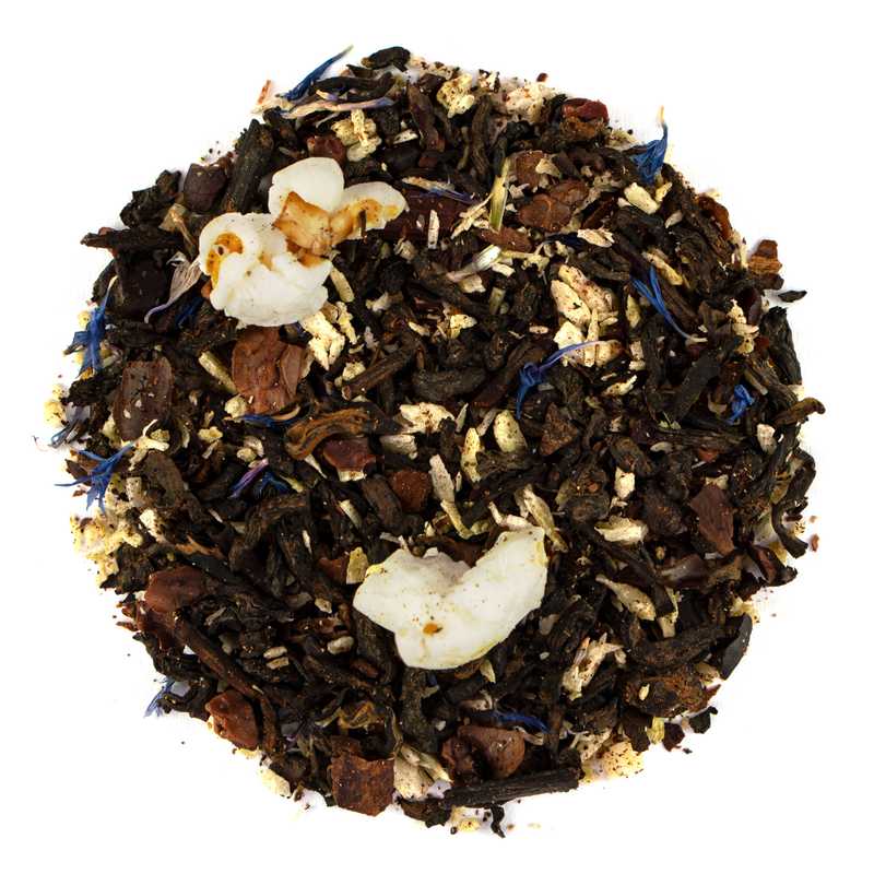 Vanilja-popcorn luomu Pu Erh maustettu. Kuvassa Vanilja-popcorn luomu Pu Erh teen teelehtiä, popocornia, kanelitankoja sekä ruiskaunokkeja.