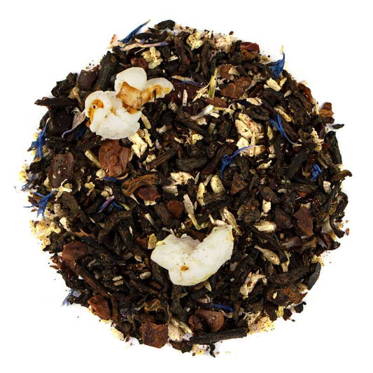 Vanilja-popcorn luomu Pu Erh maustettu. Kuvassa Vanilja-popcorn luomu Pu Erh teen teelehtiä, popocornia, kanelitankoja sekä ruiskaunokkeja.