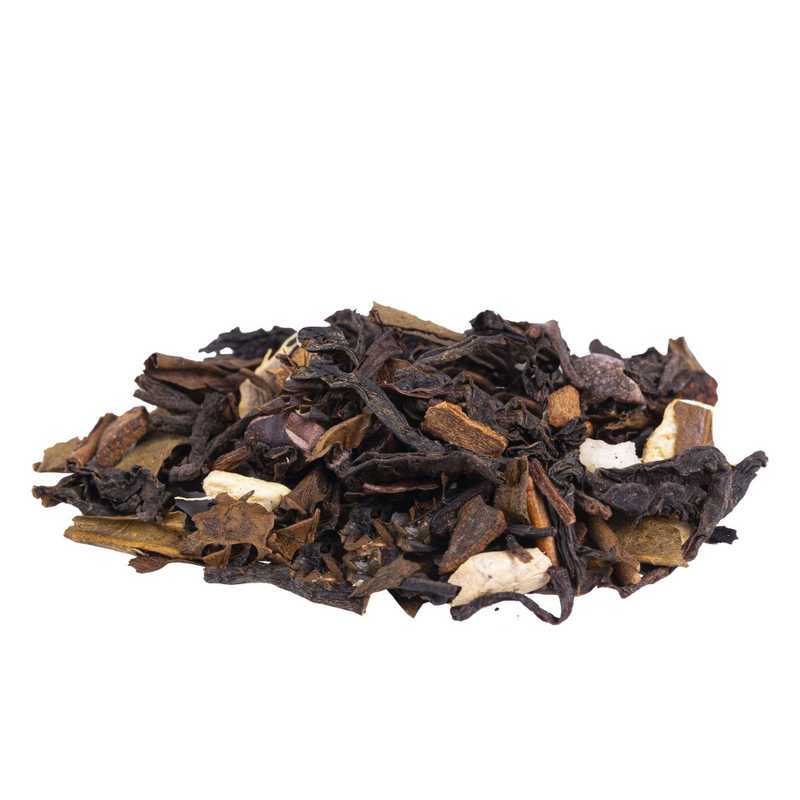 Suklaaherkku luomu musta tee maustettu. Sivukuvassa Suklaaherkku luomu mustan teen Assam, Pu Erh, Houjicha, Golden Yunnan ja Oolong teelehtiä sekä inkivääriä, kanelitankoja, kookospähkinää ja vaniljaa.