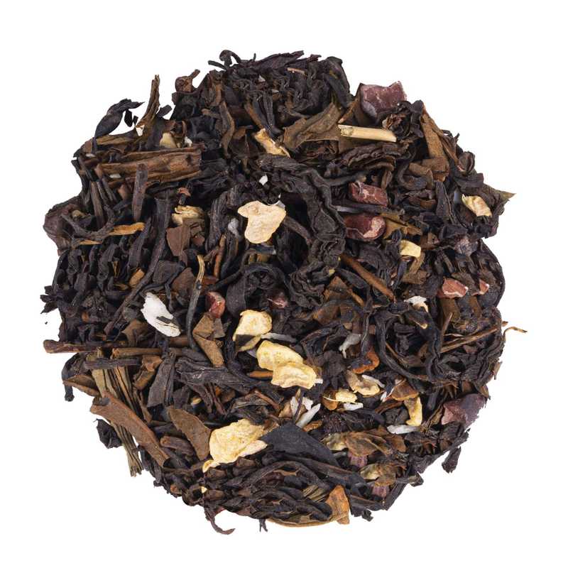 Suklaaherkku luomu musta tee maustettu. Kuvassa Suklaaherkku luomu mustan teen Assam, Pu Erh, Houjicha, Golden Yunnan ja Oolong teelehtiä sekä inkivääriä, kanelitankoja, kookospähkinää ja vaniljaa.