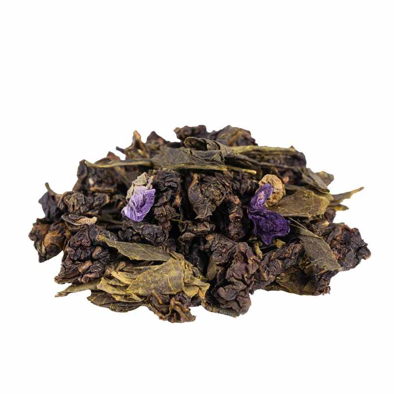 Orvokin kukinta luomu Oolong maustettu. Sivukuvassa Orvokin kukinta luomu Oolong teelehtiä sekä Sencha teelehtiä ja malvan kukkia.