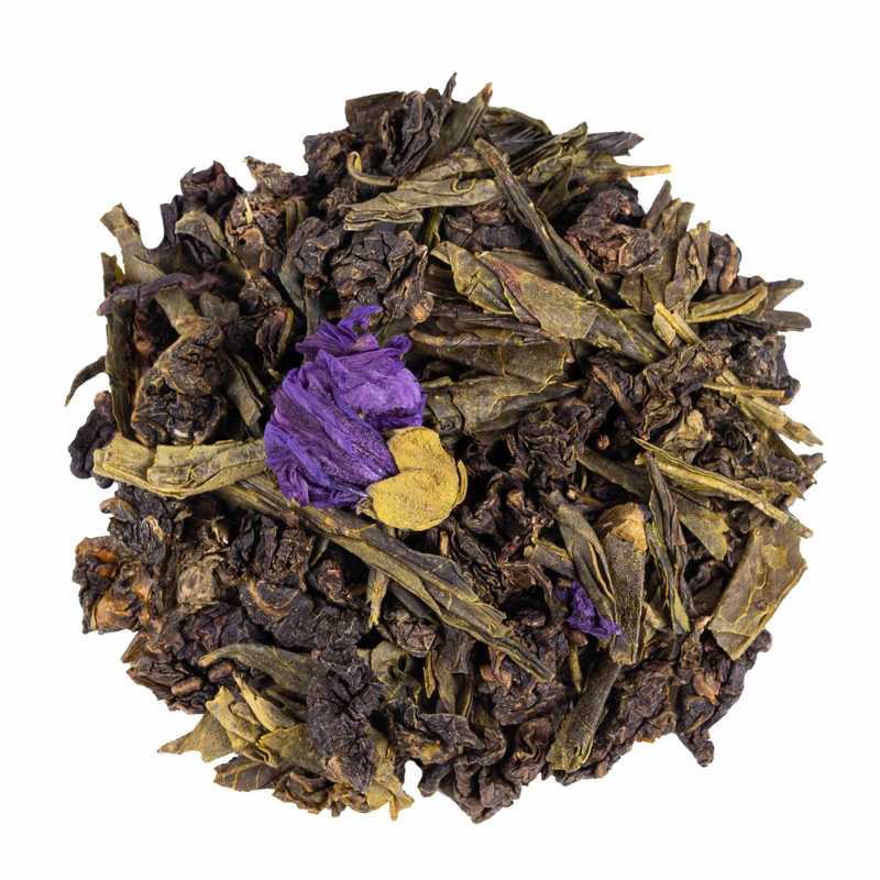 Orvokin kukinta luomu Oolong maustettu. Kuvassa Orvokin kukinta luomu Oolong teelehtiä sekä Sencha teelehtiä ja malvan kukkia.