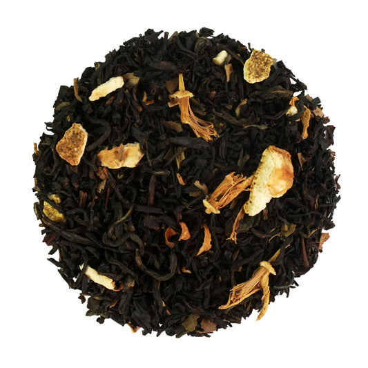 Appelsiinin kukinta luomu musta tee maustettu. Kuvassa Appelsiinin kukinta luomu mustan teen Golden Yunnan ja Ceylon teelehtiä sekä China Jasmin vihreän teen lehtiä ja mm. appelsiinin terälehtiä sekä appelsiinin kuoria.