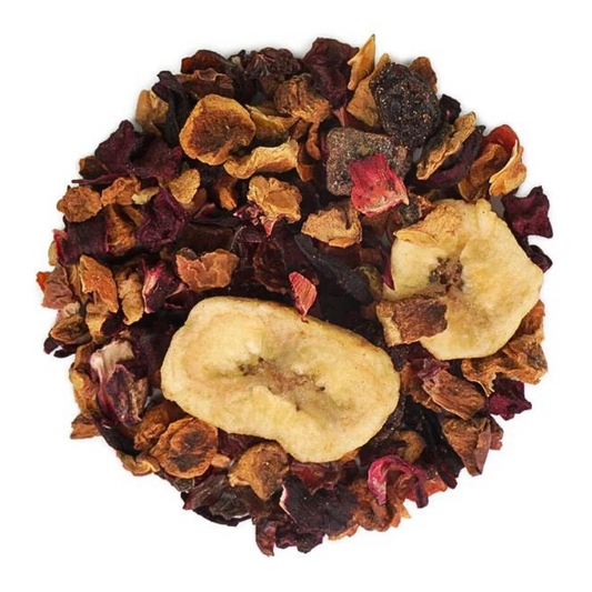 Banaani-kirsikka luomu yrttitee. Kuvassa Banaani-kirsikka luomu yrttiteessä olevia kuivattuja banaanilastuja, kirsikan ja omenan paloja, hibiscusta, taatelia, punajuurta, hapankirsikkaa ja viinirypäleitä.