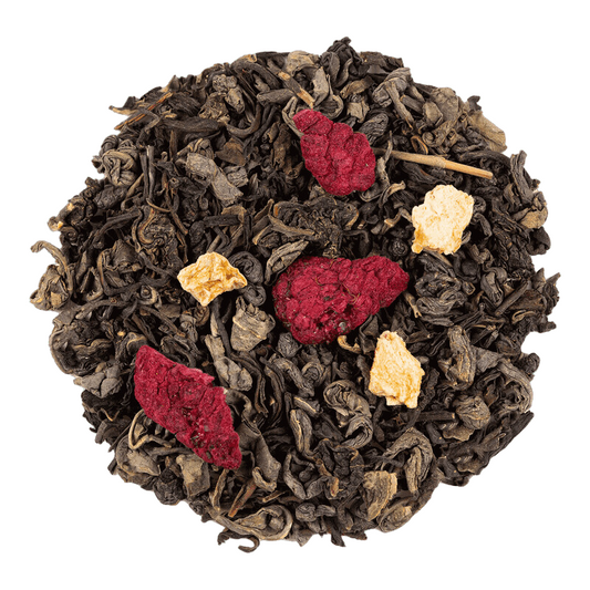 Vadelma-persikka luomu musta tee maustettu. Kuvassa Vadelma-persikka luomu mustan teen Darjeeling teelehtiä, Gunpowder vihreän teen lehtiä, Oolong teelehtiä sekä vadelman ja persikan paloja.