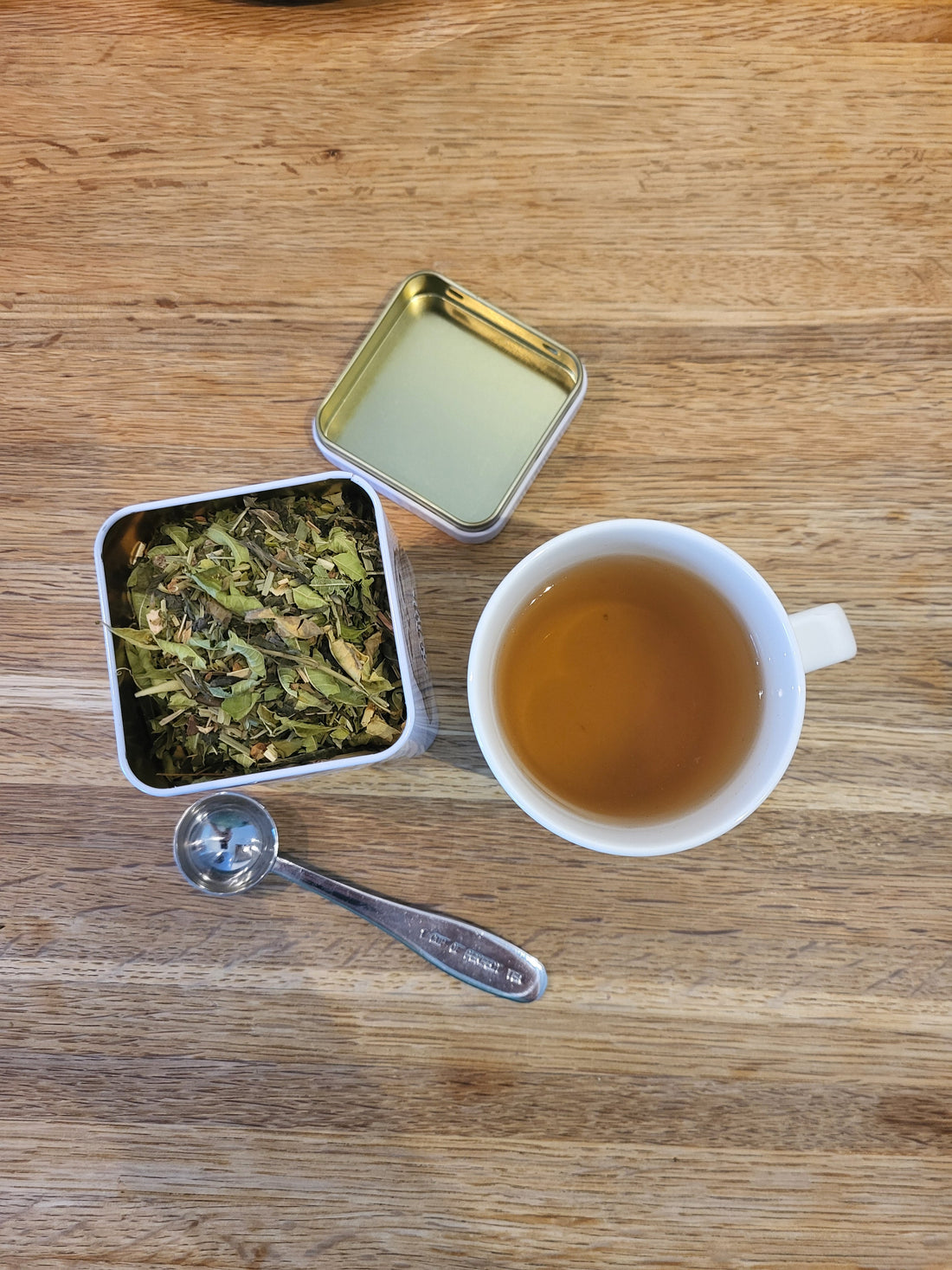 Miten hauduttaa vihreää teetä oikein — ohje aloittelijalle