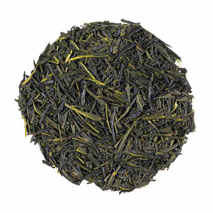 Gyokuro Mikoto luomu vihreä tee. Kuvassa Gyokuro Mikoto luomu vihreän teen neulasmaisia tummanvihreitä lehtiä.