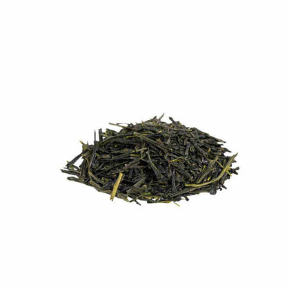 Gyokuro Mikoto luomu vihreä tee. Sivukuvassa Gyokuro Mikoto luomu vihreän teen neulasmaisia tummanvihreitä lehtiä.