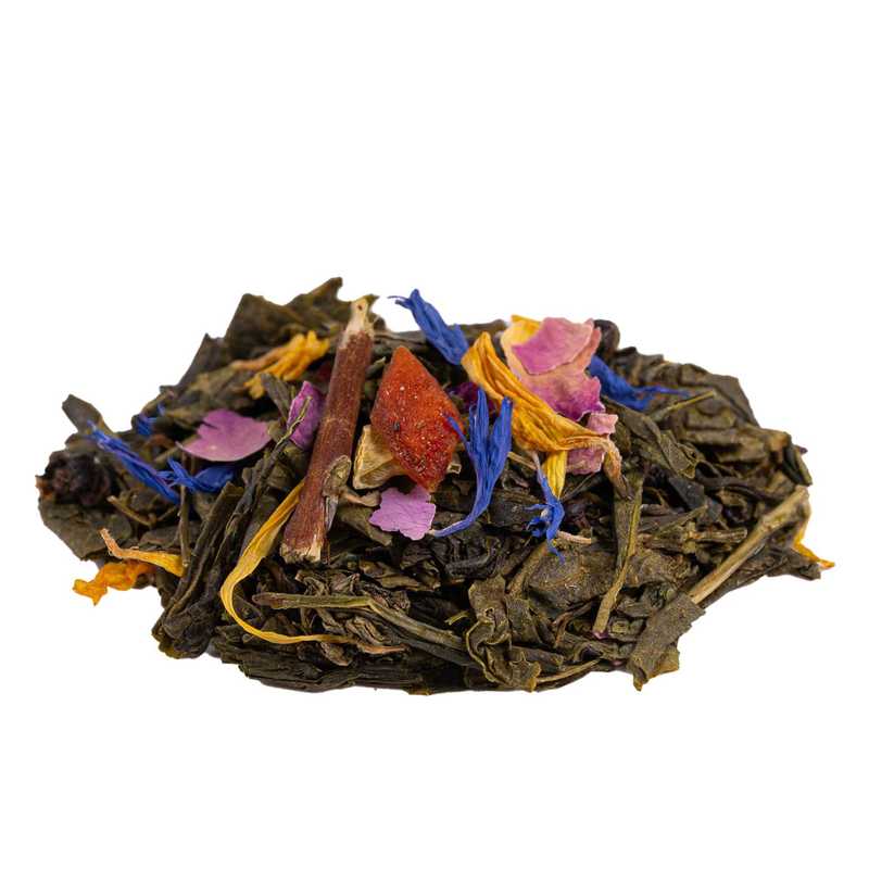 Nautinnollinen loma luomu vihreä tee maustettu. Kuvassa Nautinnollinen loma luomu vihreän teen Sencha lehtiä, mangon paloja, kehäkukkia, papaijaa, ruiskaunokkeja ja Oolong teelehtiä.