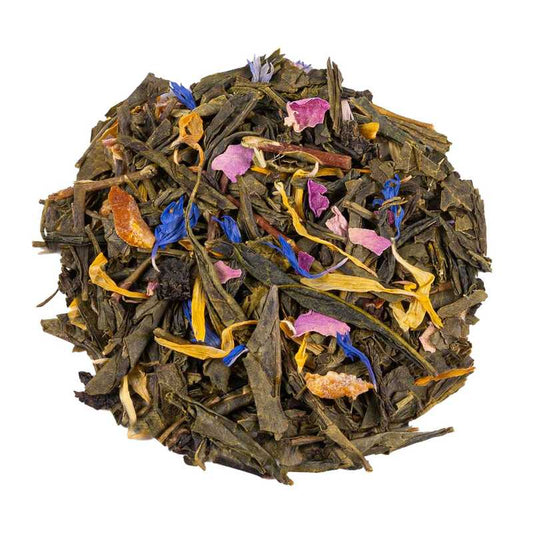 Nautinnollinen loma luomu vihreä tee maustettu. Kuvassa Nautinnollinen loma luomu vihreän teen Sencha lehtiä, mangon paloja, kehäkukkia, papaijaa, ruiskaunokkeja ja Oolong teelehtiä.