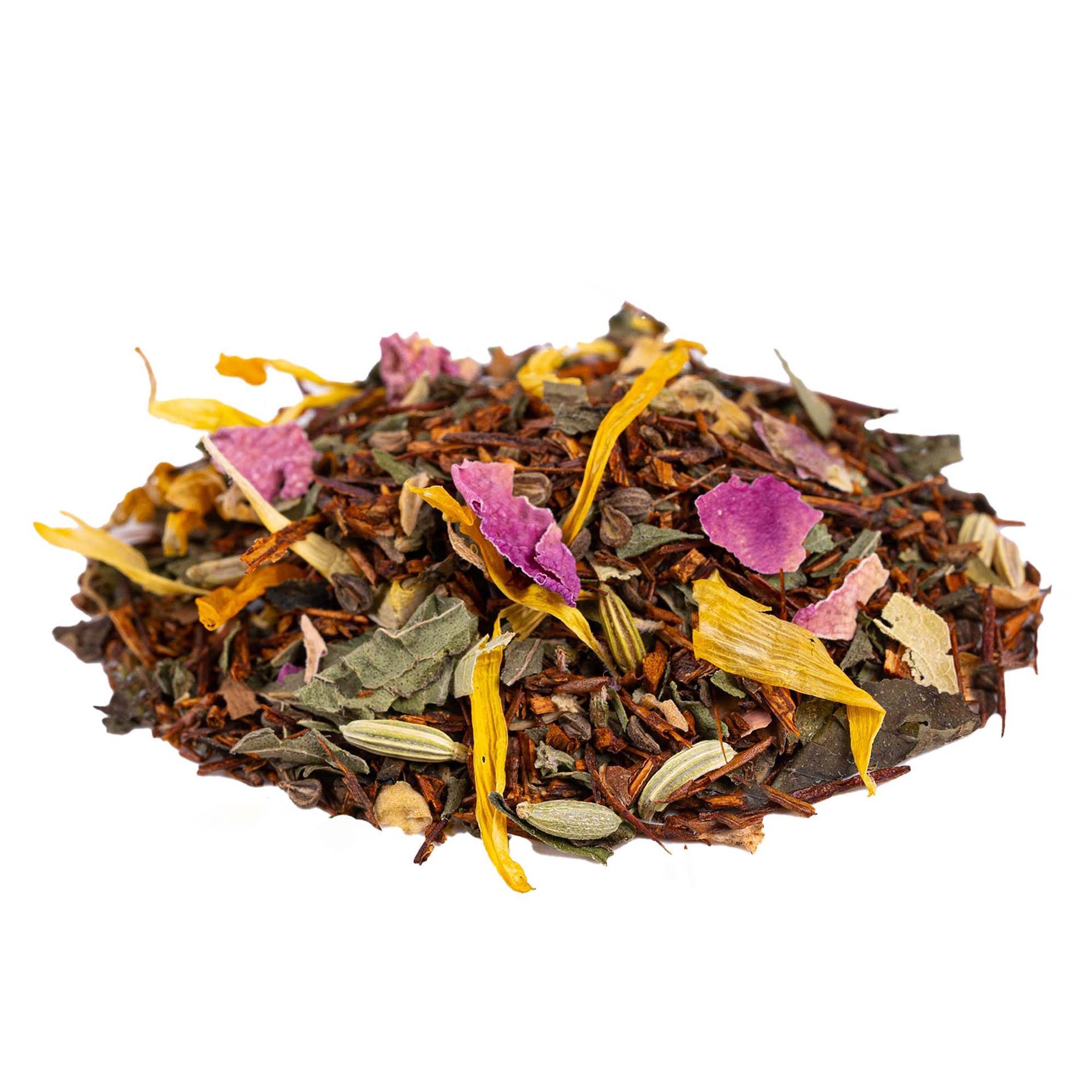 Kesätuulen kuiskaus luomu rooibos – lähikuva, jossa piparminttua, fenkolia, anista, ruusun terälehtiä, kehäkukkia ja limen kukkia.